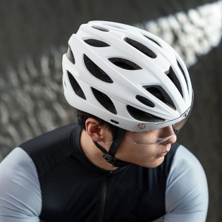Ultra-light one-piece bicycle helmet